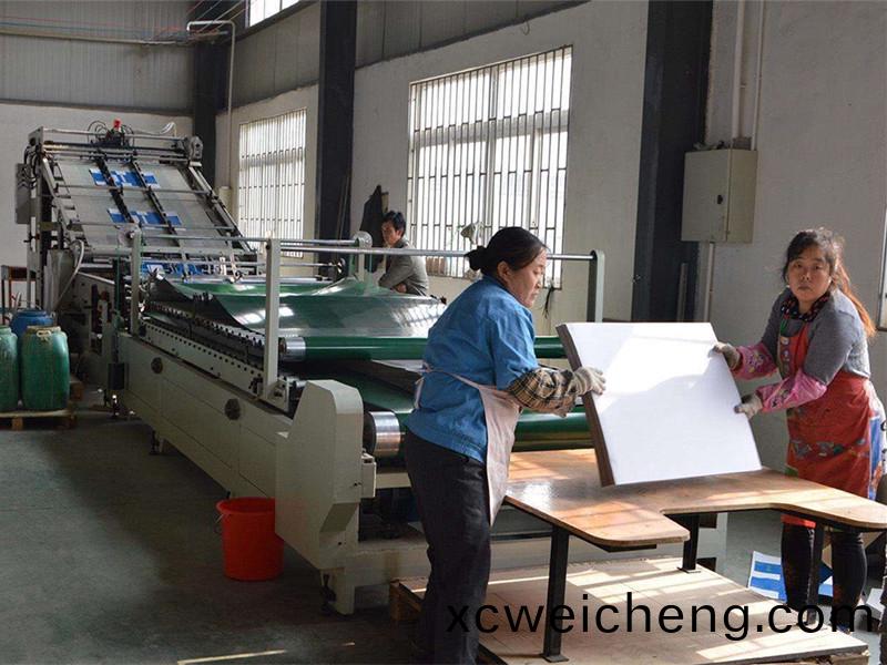 全自(zi)動(dòng)裱瓦(wa)稜(leng)楞(leng)機(jī)(ji)